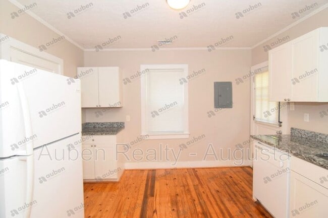 Building Photo - 2037 Spring Hill Ter