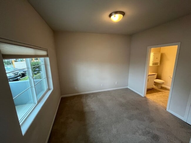 Building Photo - 877 Humbert Ave