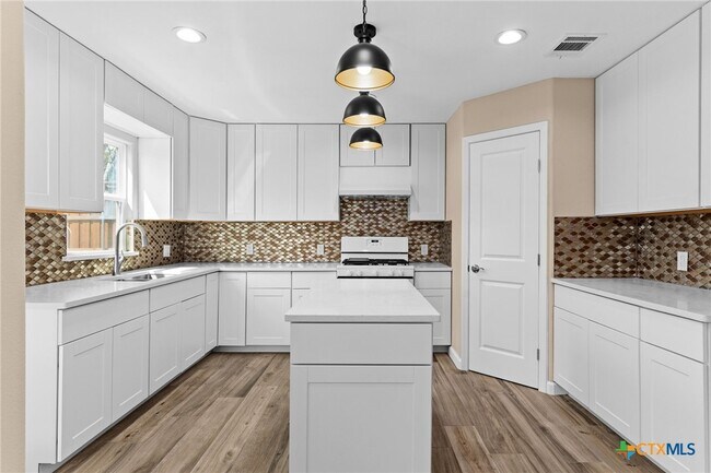 Building Photo - 209 W Victory Ave