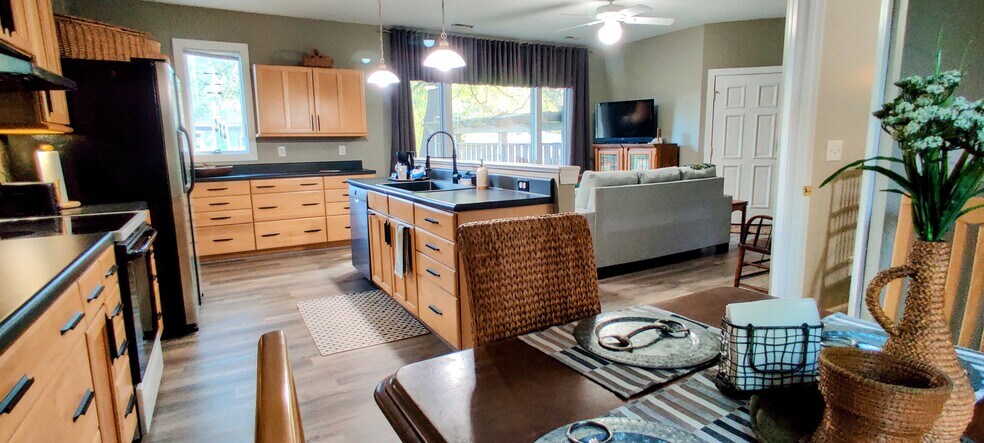 Building Photo - 250 Paddock Dr