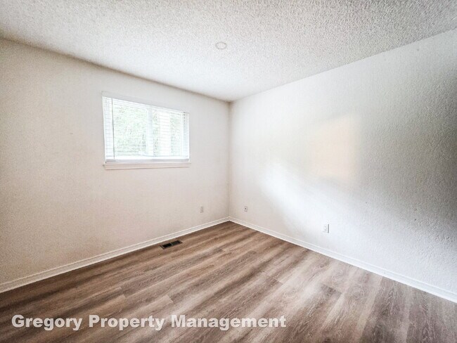 Building Photo - !! $3500 for 18 month lease !!  Private La...