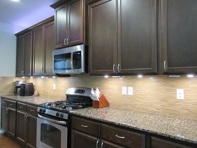 Building Photo - Welcome home to this open concept 5 bedroom home in Tehaleh.