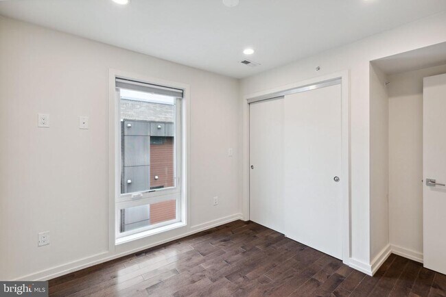 Building Photo - 708 S Sartain St