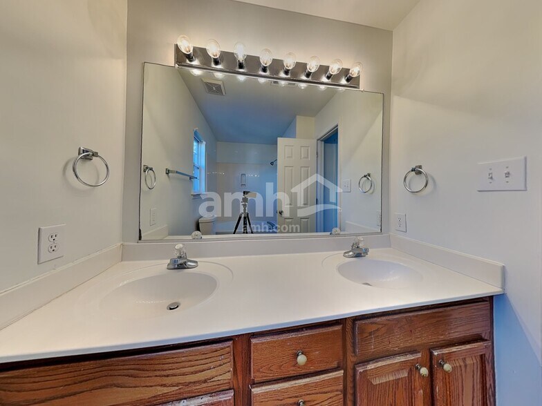 Building Photo - 3104 Gross Ave