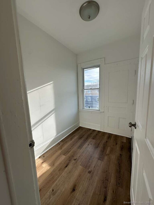 Building Photo - 220 Maplewood Ave