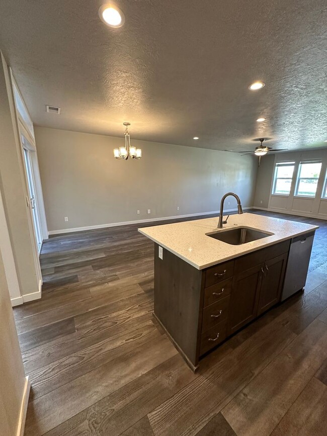 Building Photo - Modern Townhome Near Eagle Greenbelt..3-be...