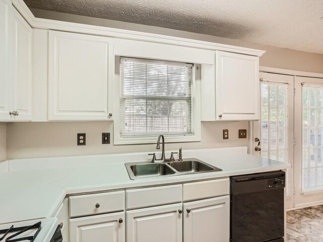 Building Photo - 2817 Manor Glen Ln NW