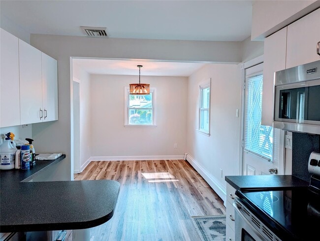 Building Photo - 139 Pine Neck Ave