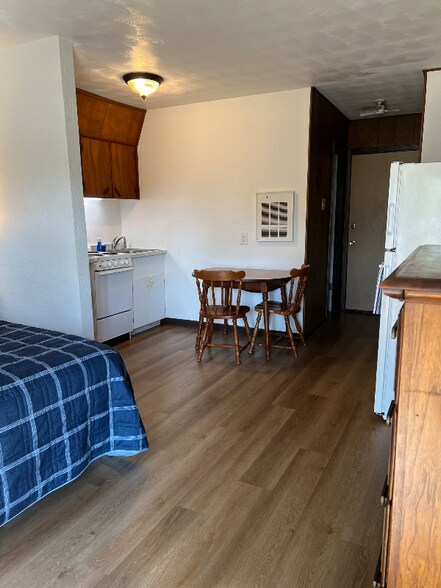 Building Photo - 1708 Holloman Dr
