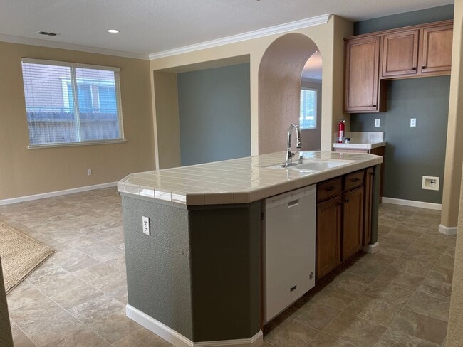 Building Photo - Large, Clean, Neat 3 Bedroom, 2 Bathroom 1900 sqft. Anatolia Home for Lease.