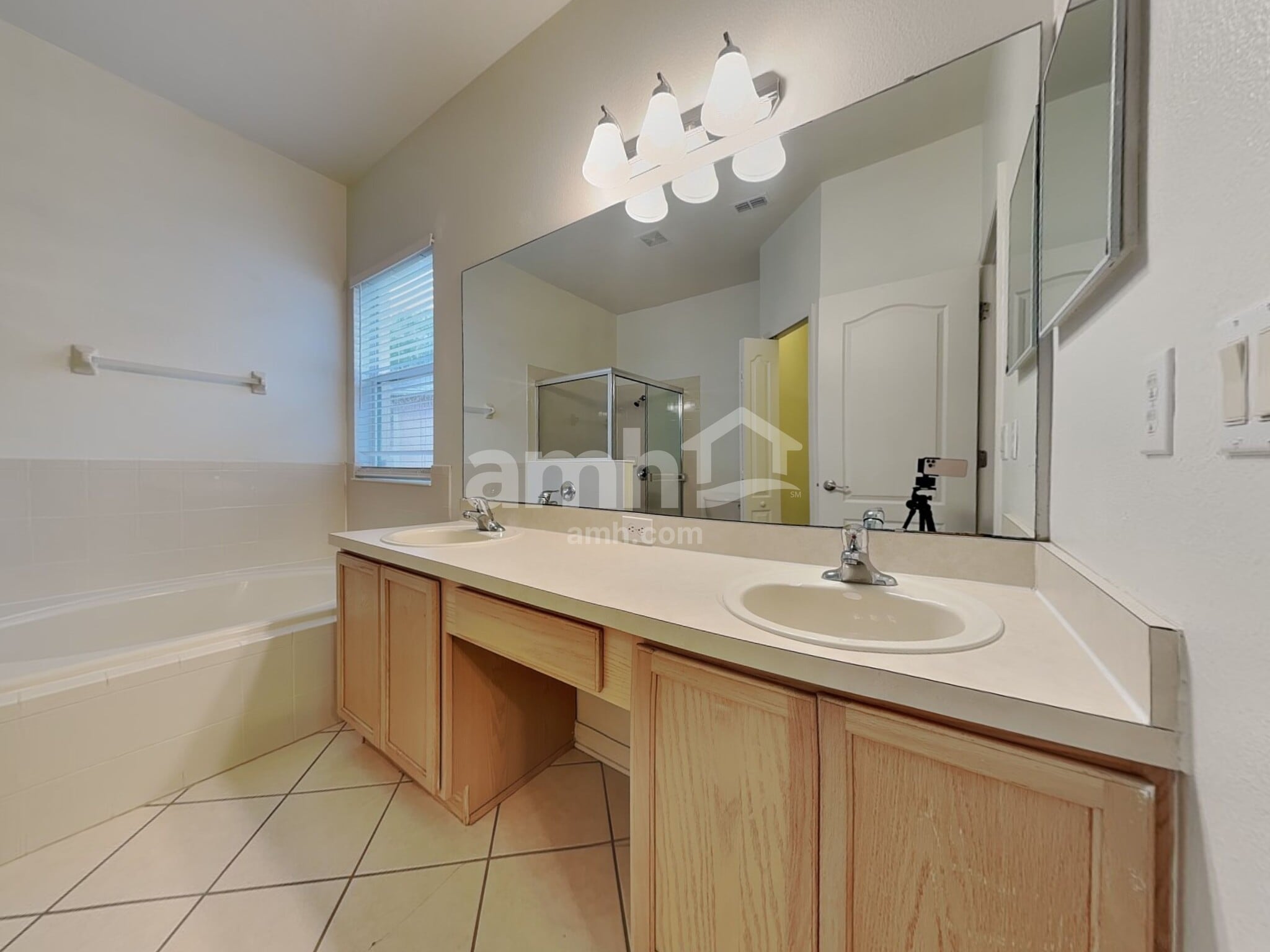 Building Photo - 10105 Granite Bay Dr
