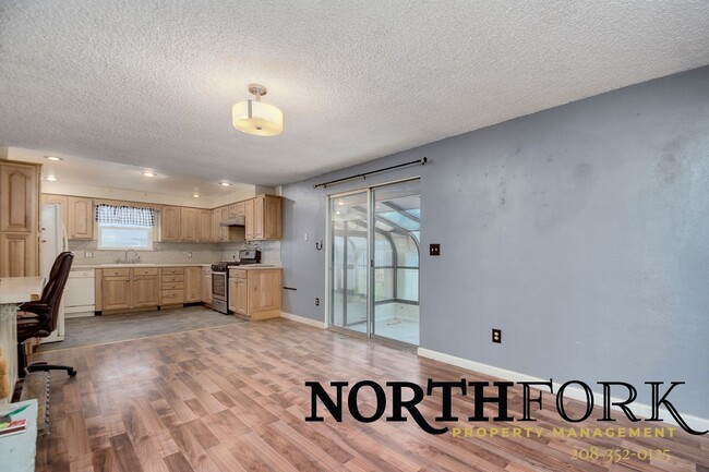 Building Photo - Conveniently located Nampa home. First mon...