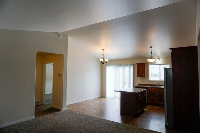 Building Photo - 3 Bed 2 Bath Twin Home