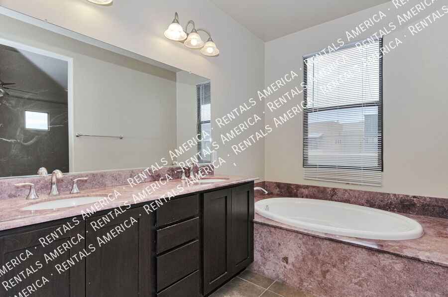 Building Photo - 402 E Croydon Park Rd