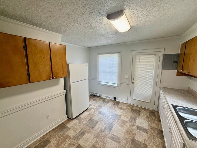 Building Photo - Two bedroom, 1 bath house in Burlington