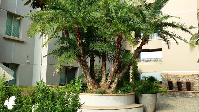 Building Photo - 931 E Walnut St