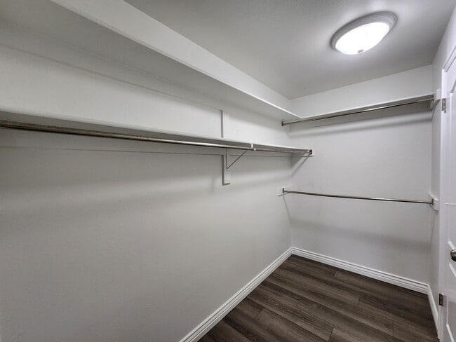 Building Photo - This one made the nice list! 2 bd. STUNNER! Hot Tub! Pet ok!