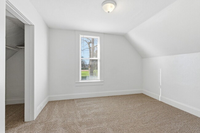 Building Photo - 5020 SE 92nd Ave