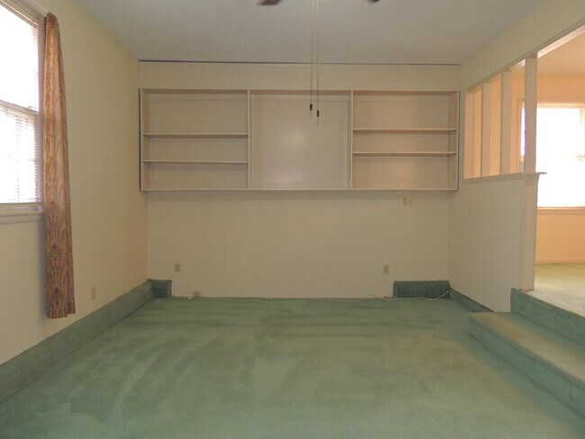 Building Photo - 2316 Rodgers Dr NE