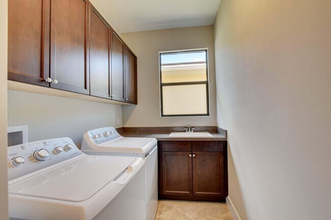 Building Photo - 1123 Faulkner Ter