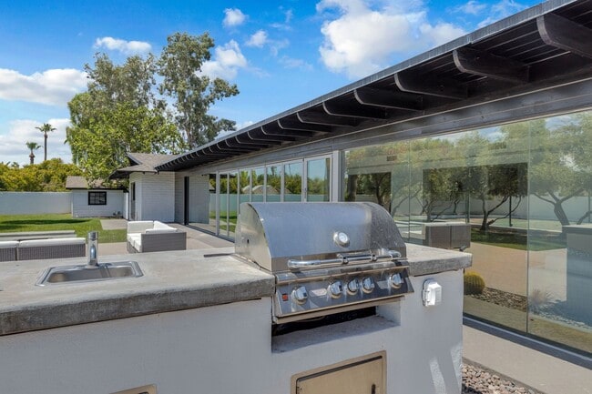 Building Photo - Mid-century modern home in Arcadia with pr...