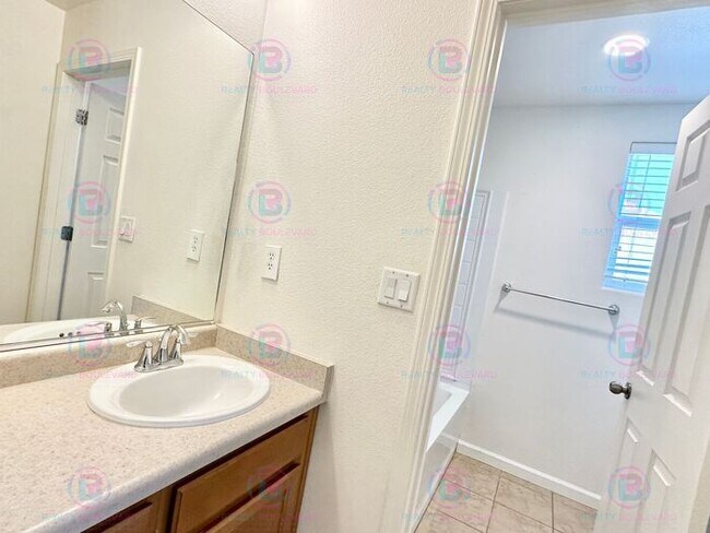 Building Photo - 1/2 Month Free - Look & Lease Same Day!!! Spacious 4-Bedroom 3 Bath, 3 Car Garage Home with Loft,...