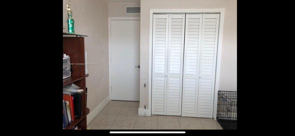 Building Photo - 606 W 81st St