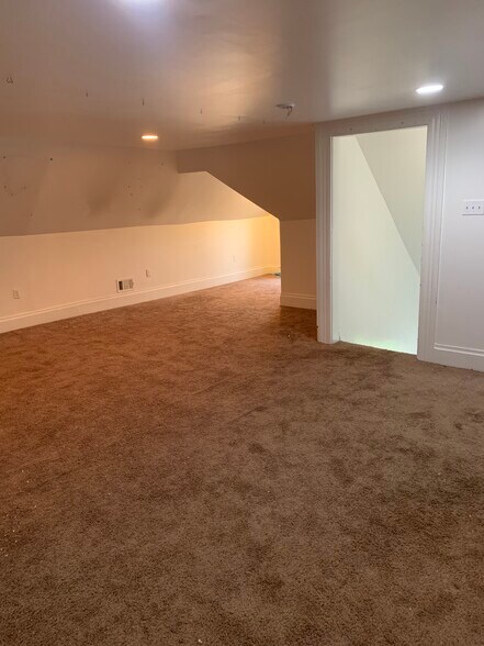 Building Photo - 102 Haldane St