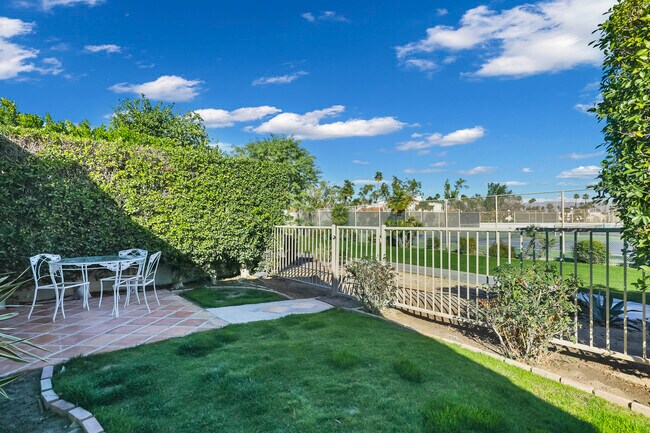 Building Photo - 43852 Vía Palma