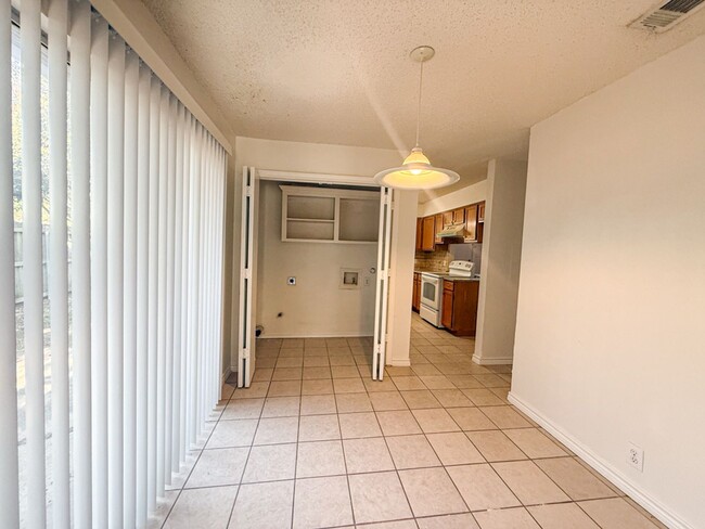 Building Photo - 612-614 Towne House Ln