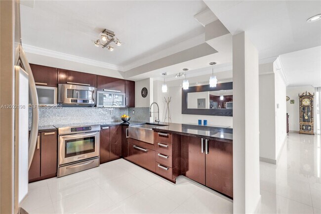 Building Photo - 1623 Collins Ave