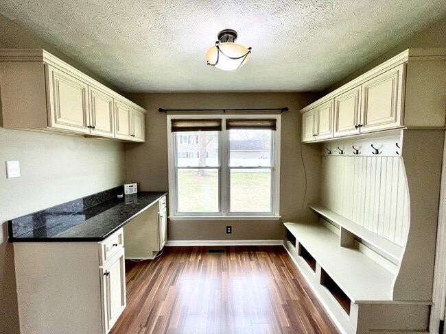 Building Photo - 3 Bed, 2 Bath Nest in Hope Mills