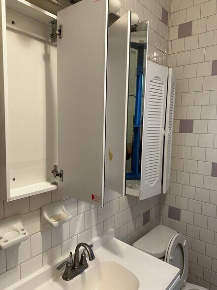 Building Photo - 1723 Bank St