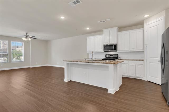 Building Photo - 910 Estelle Dr