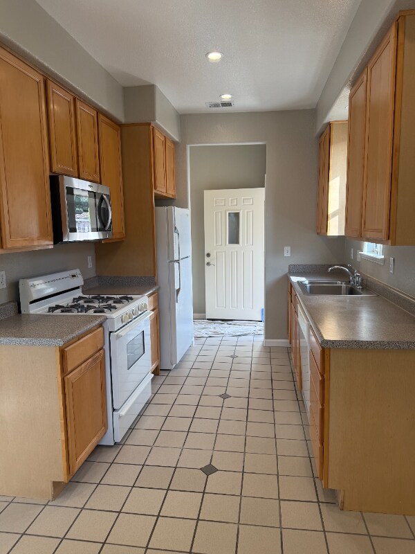 Building Photo - 600 Moraga Rd