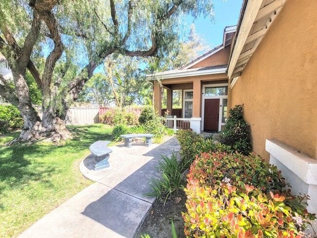 Building Photo - Gorgeous Paloma Del Sol Home - Newer paint...