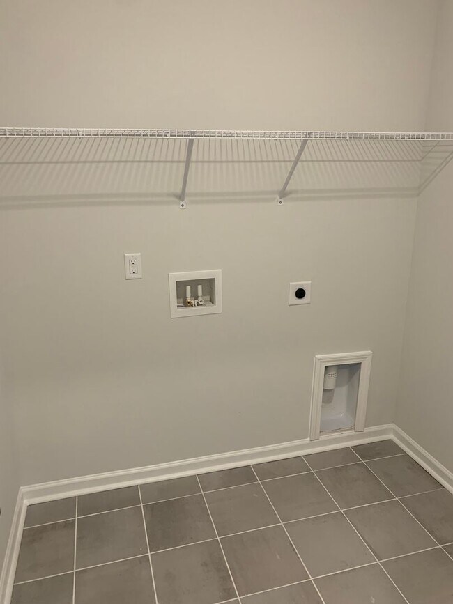 Building Photo - Modern Living in Windsor Hill