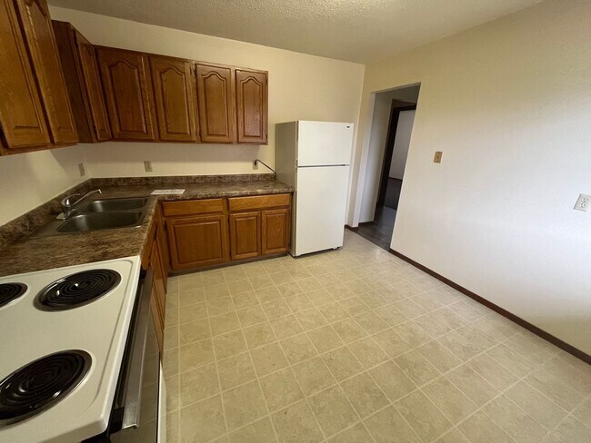 Building Photo - Cozy, Convenient & Ready for You – 2BR on Dousman