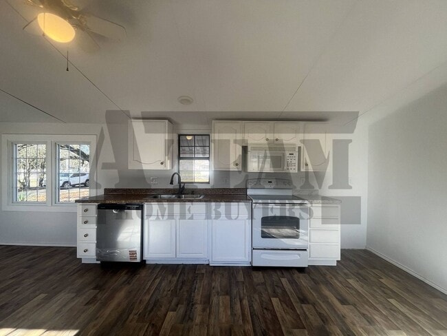 Building Photo - Cozy 2-bedroom, 1.5-bathroom home