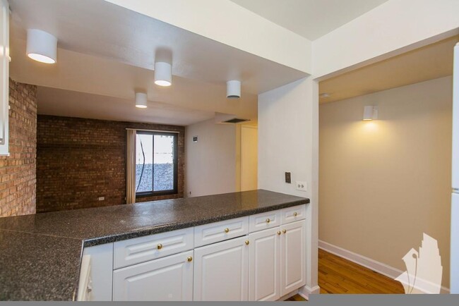 Building Photo - 1 bedroom in Chicago IL 60610