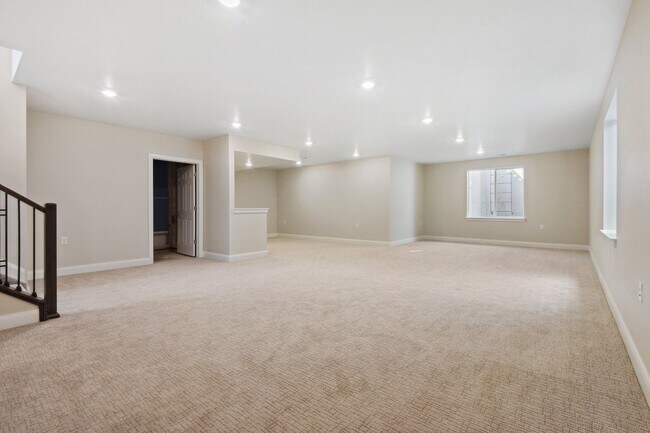 Building Photo - Gorgeous Ranch with 4 BR/3 1/2 Baths in Li...
