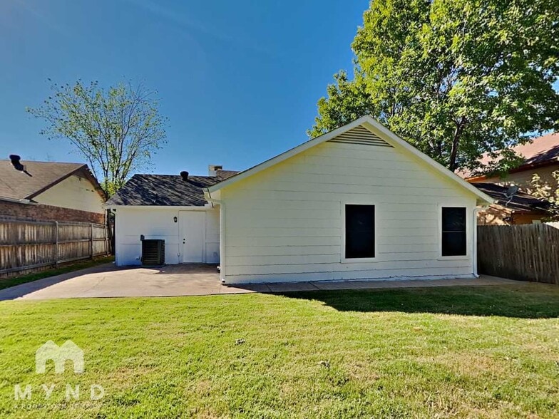 Building Photo - 4645 Baytree Dr