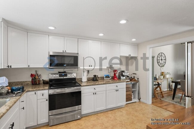 Building Photo - 652 St Ives Ct