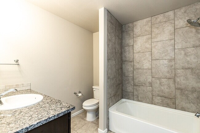 Building Photo - Newer 3/2/2 Home in Bell Farms!