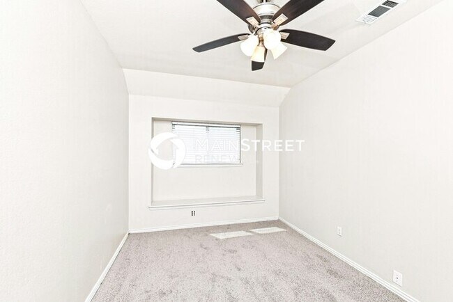 Building Photo - 4 Bedroom Pet-Friendly Home in Dallas, TX with Main Street Renewal