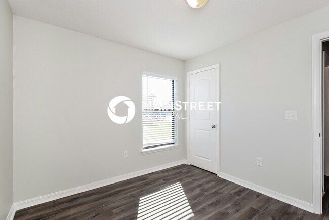 Building Photo - 3 Bedroom Pet-Friendly Home in Tavares, FL with Main Street Renewal
