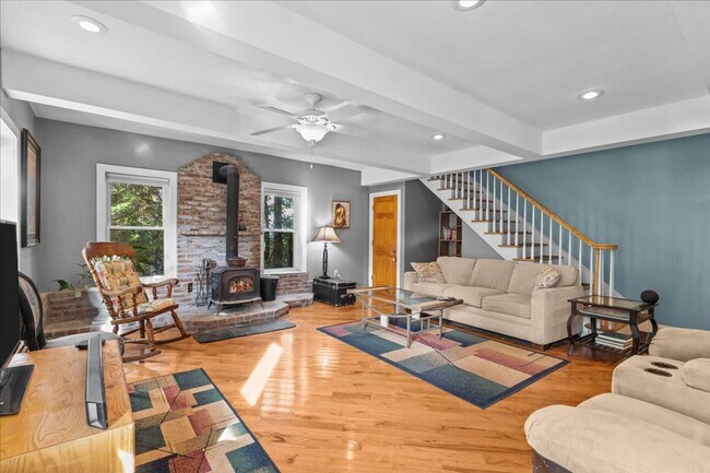 Building Photo - Well-Cared for historic beauty in private setting tucked in the Hill Section