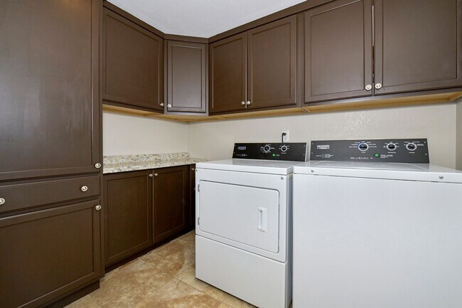 Building Photo - Spacious 2-Story with Mountain Views School District-20