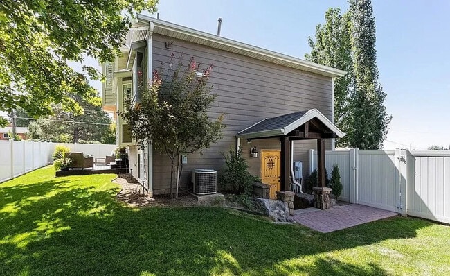 Building Photo - 31 W Mutton Hollow Rd