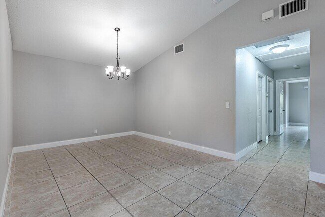 Building Photo - 1025 Staghorn St